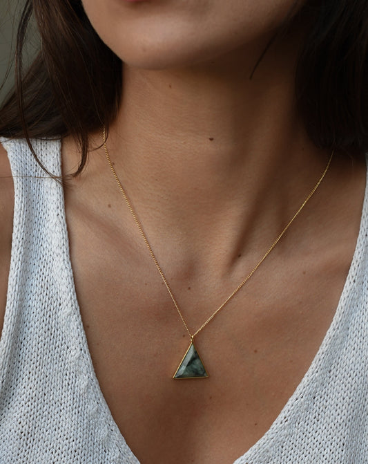 Collar Triángulo Raíz de Esmeralda - gold